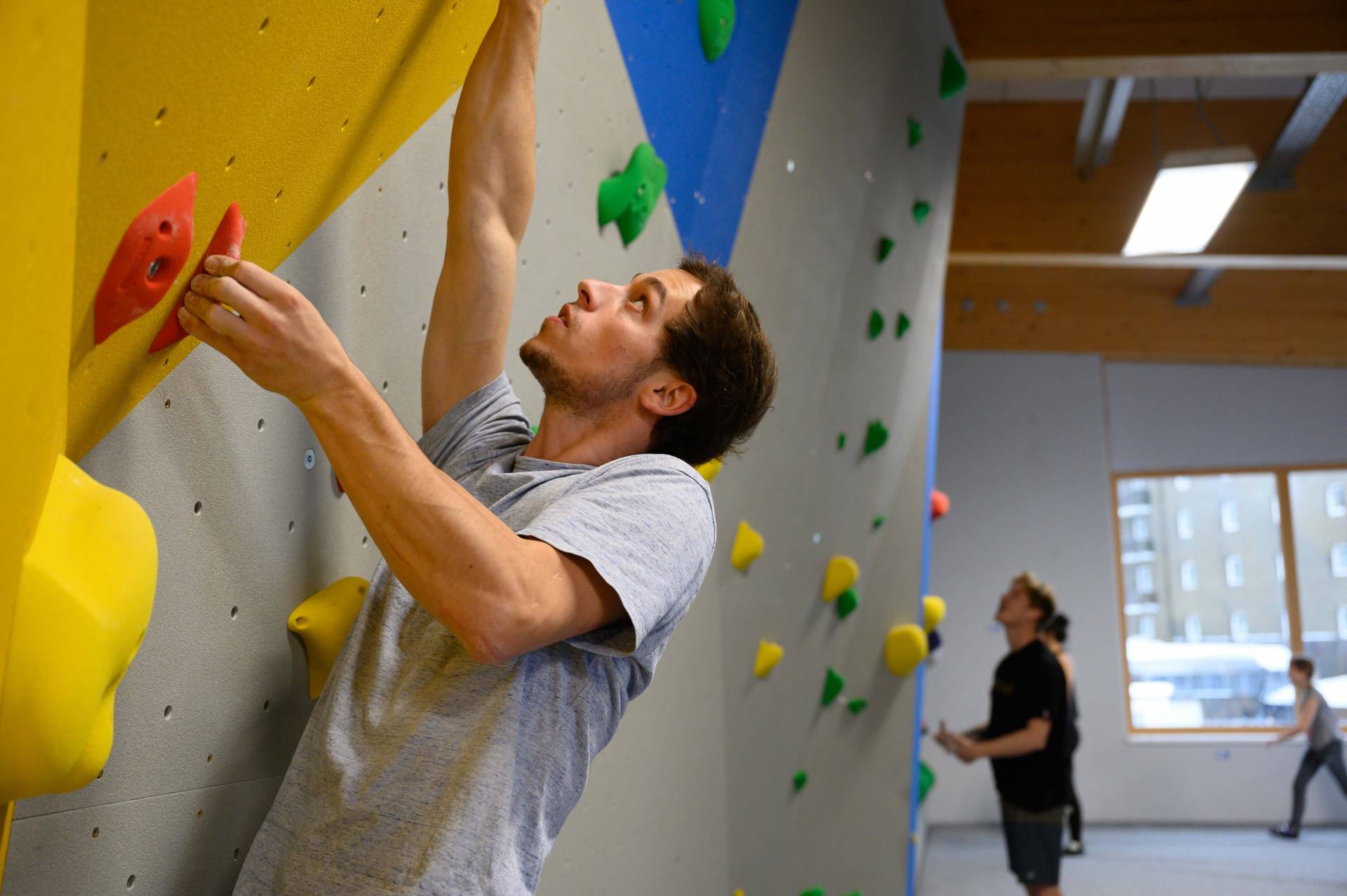 Mann an der Boulderwand in der Fundorena