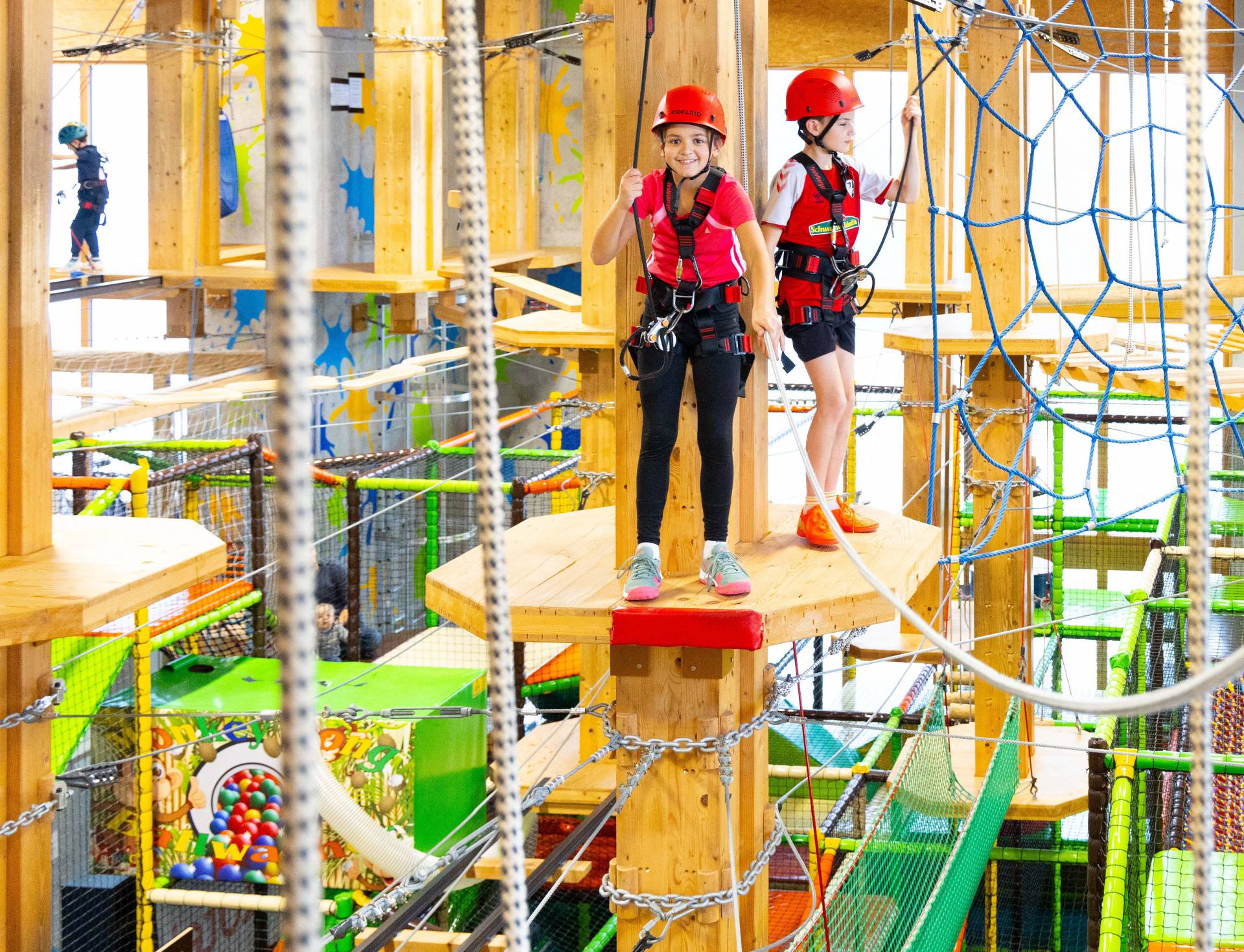 Kinder im Kletterpark der Fundorena