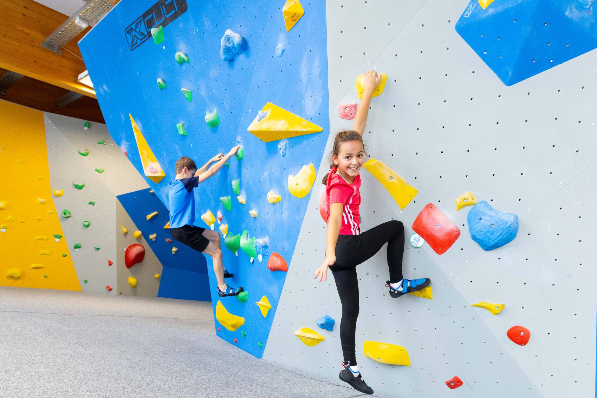 Kinder an der Boulderwand der Fundorena