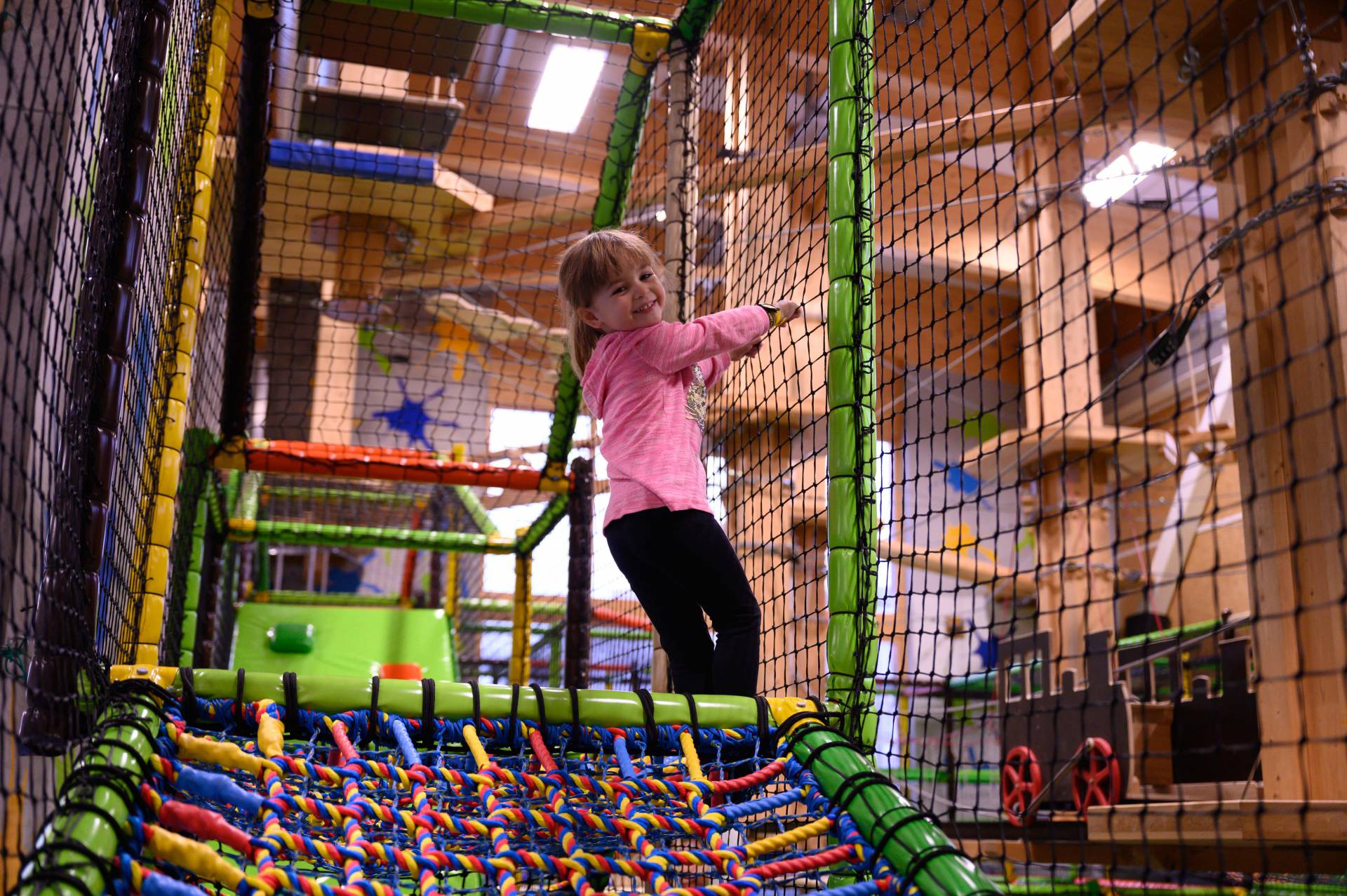 Mädchen in der Softplay-Anlage