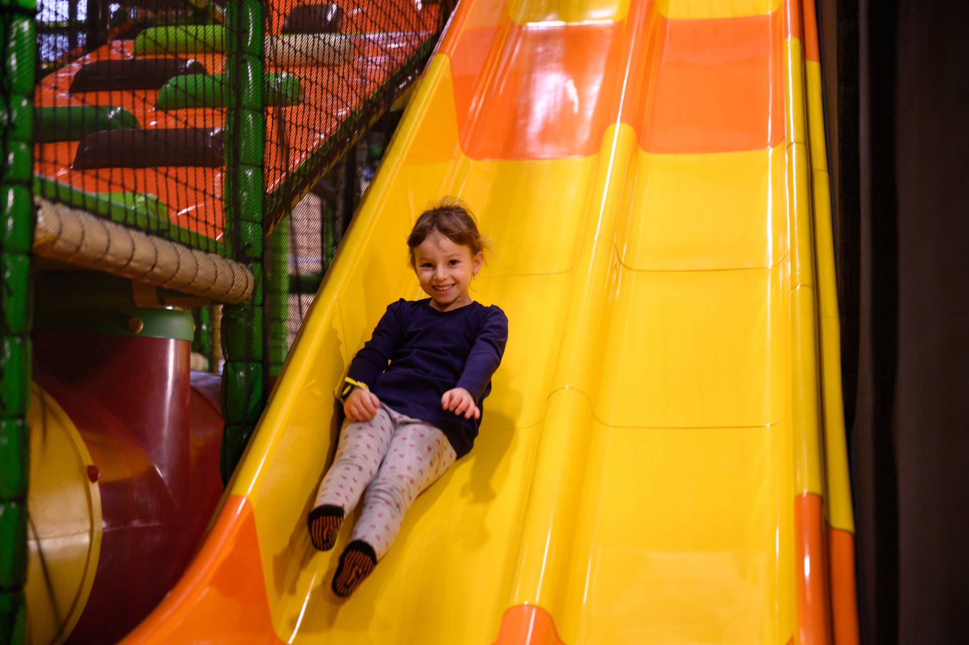 Mädchen auf der Rutsche