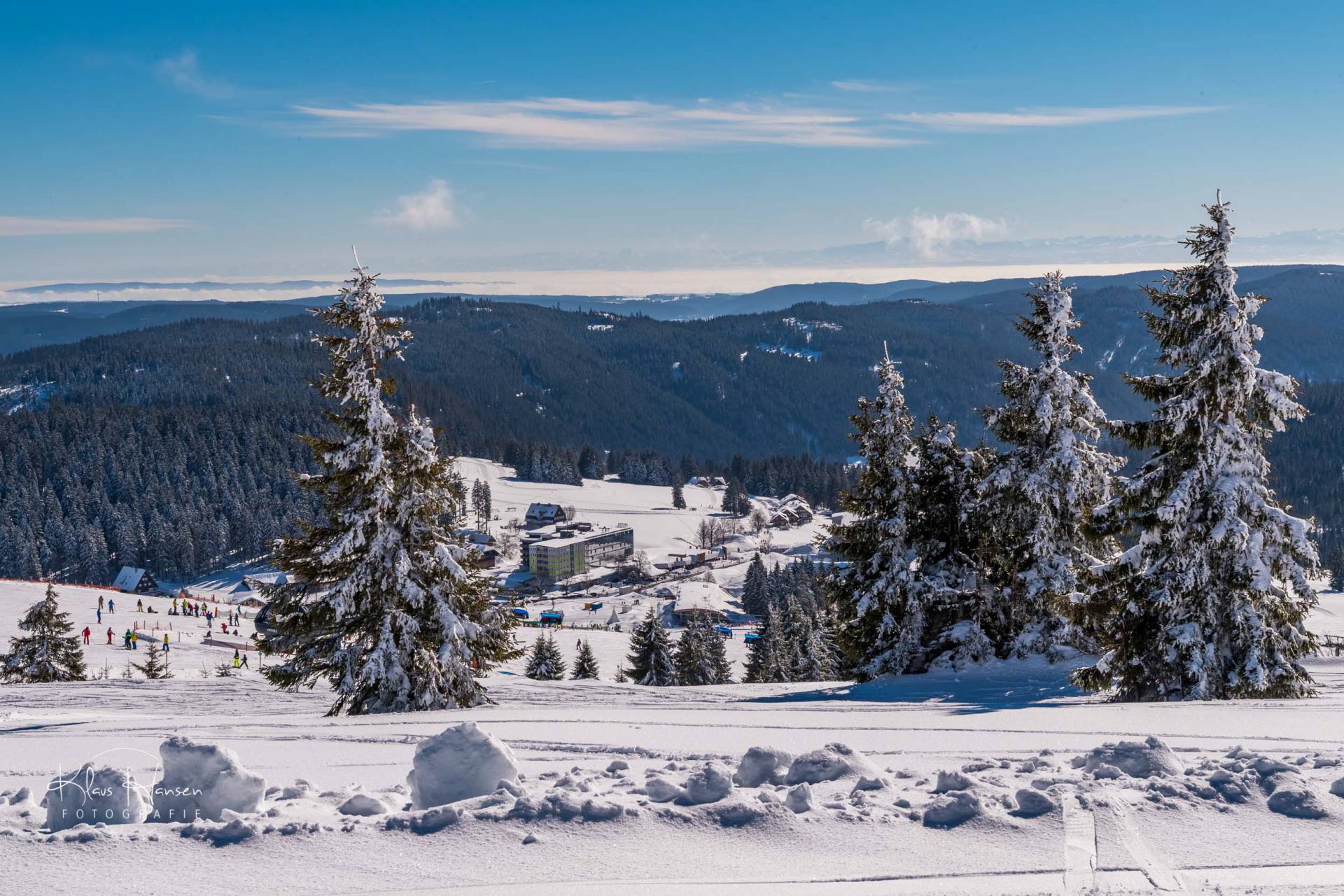 Schnee am Feldberg mit Blick auf die Skipiste
