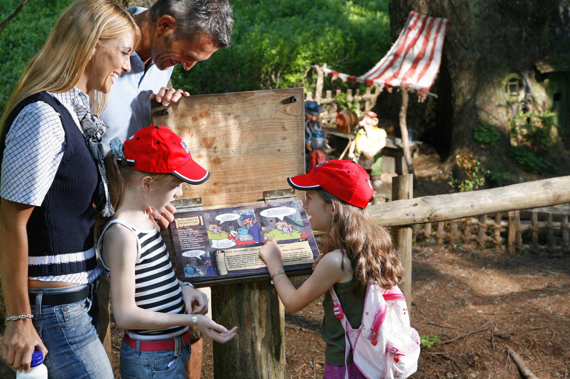 Familie entdeckt den Wichtelpfad