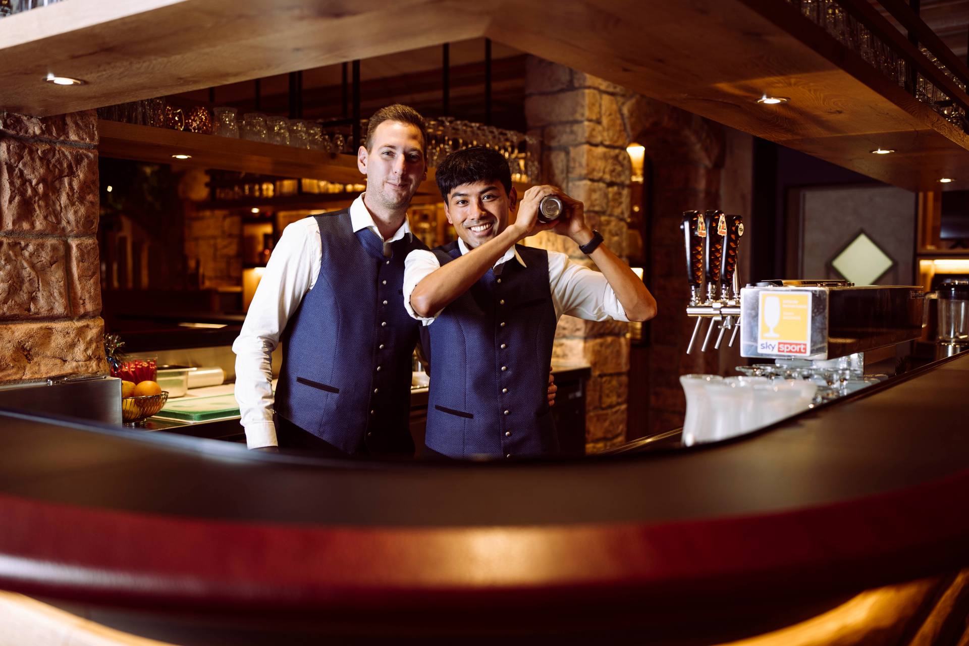 Barkeeper in der Hotelbar des Feldberger Hof