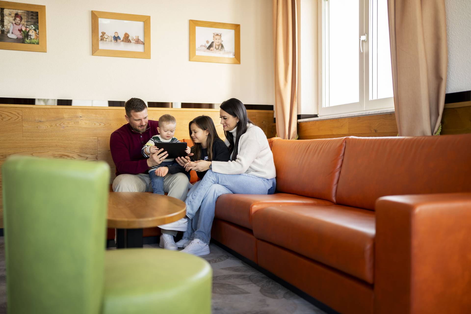 Familie am Tablet im Hotelzimmer