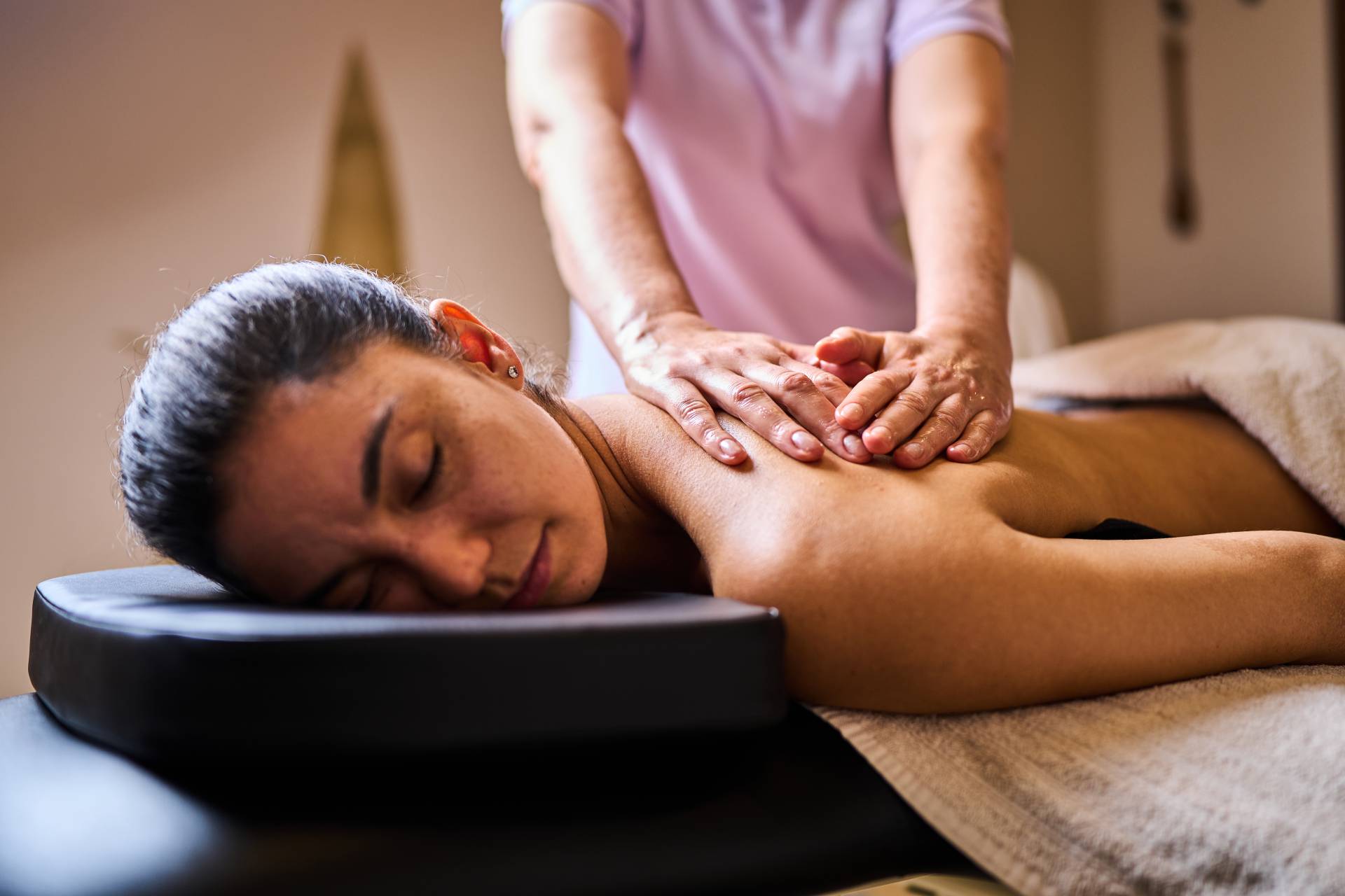 Frau wird massiert im Feldberger Hof