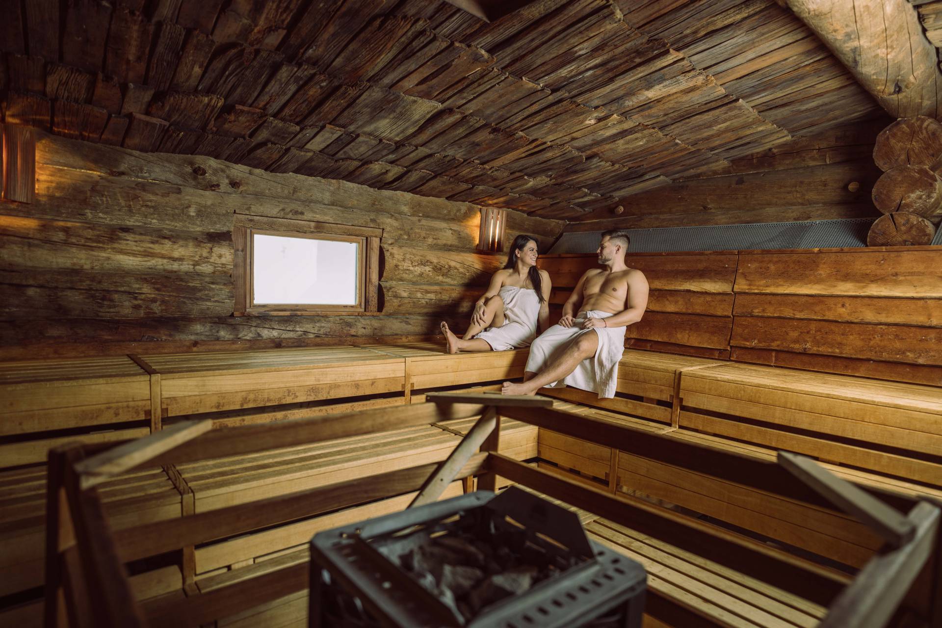 Mann und Frau in der Sauna