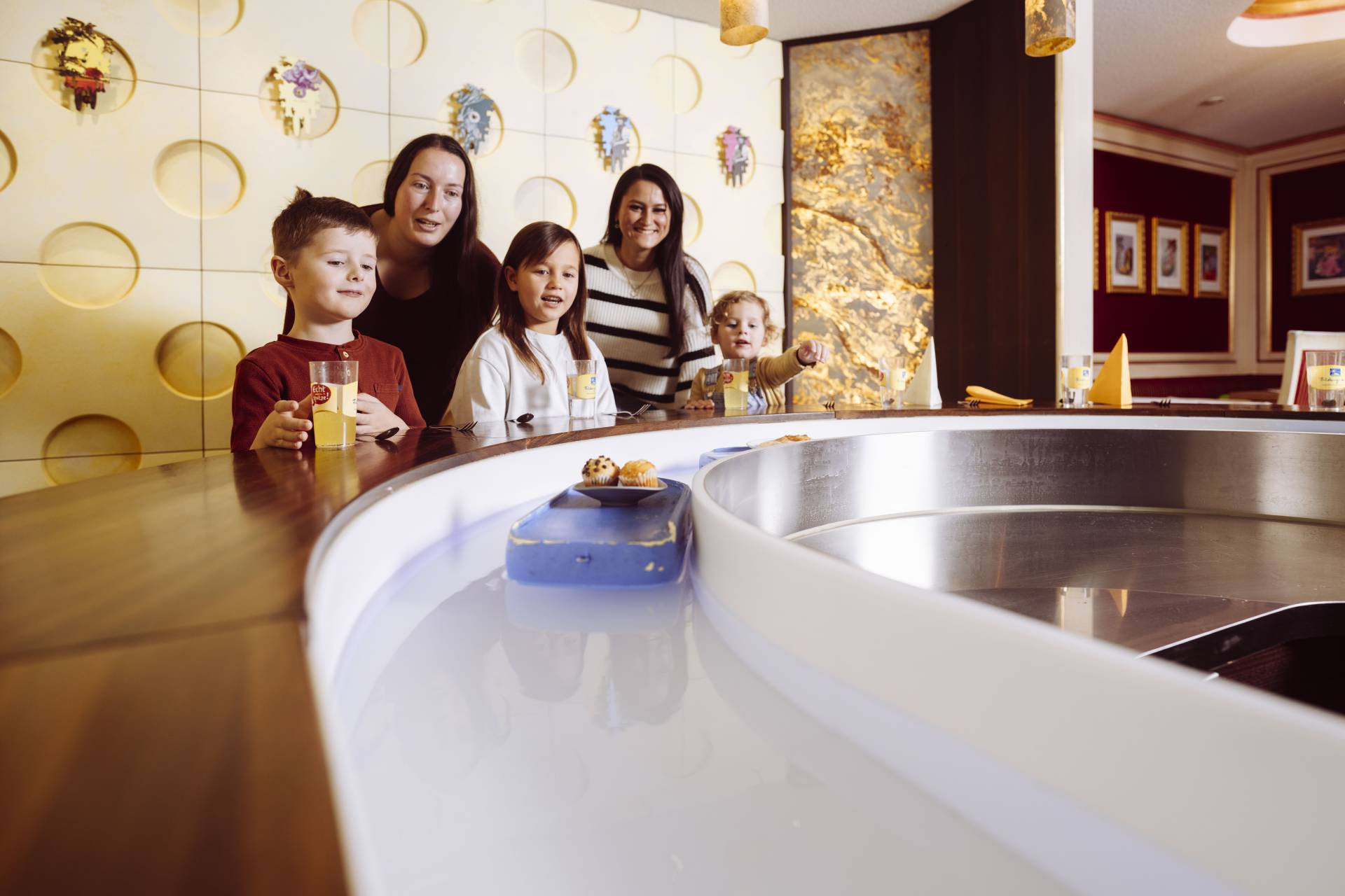 Familie in der TicTac Bar