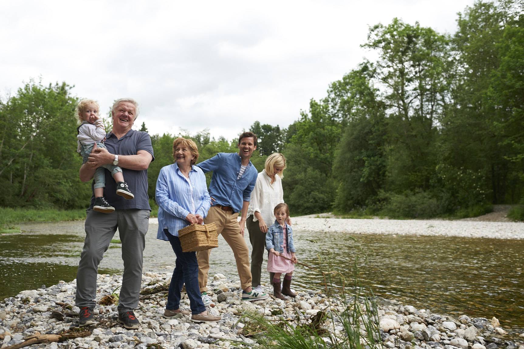 Familie mit Oma und Opa am Fluss