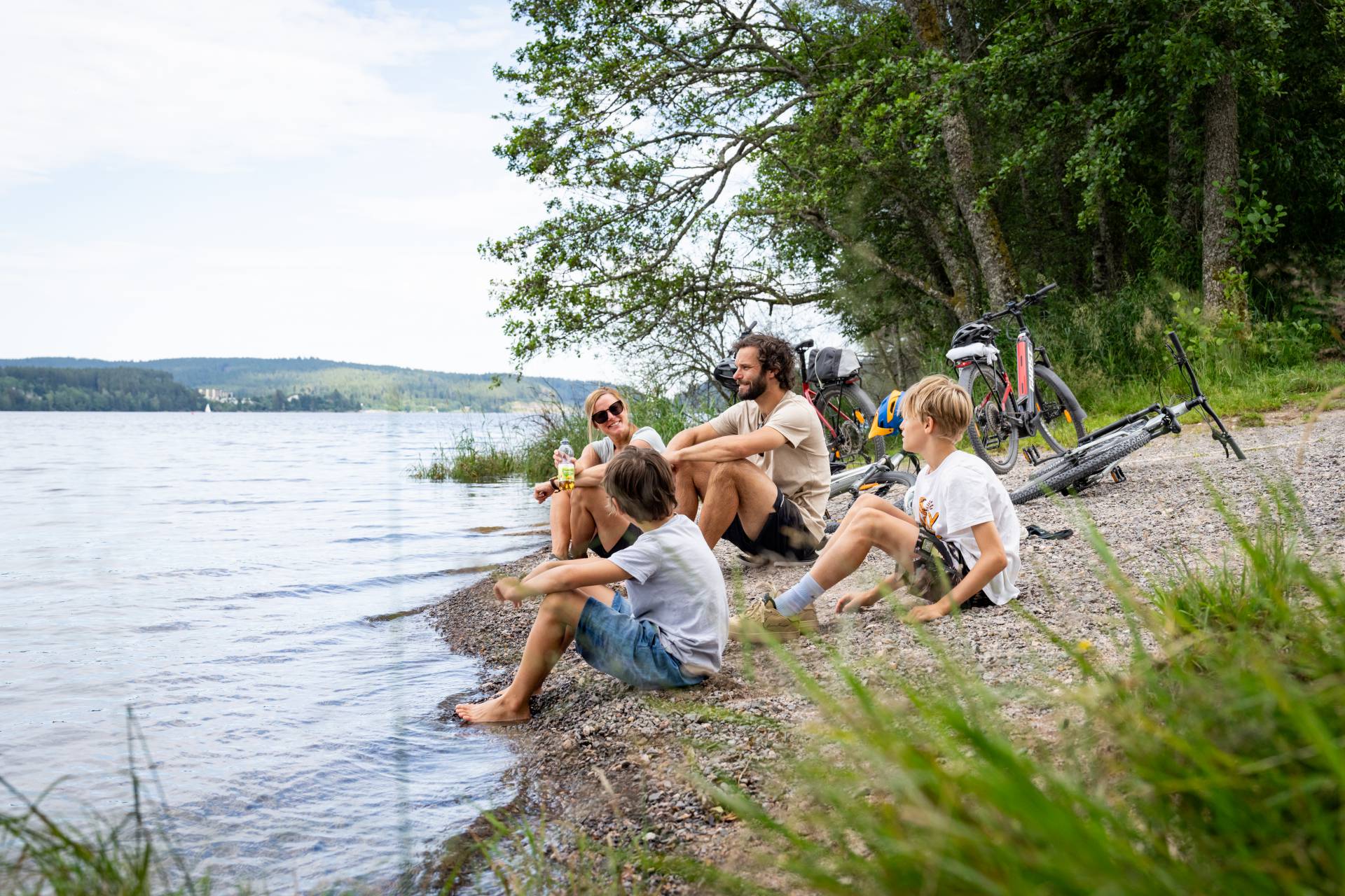Familie macht Radpause am See