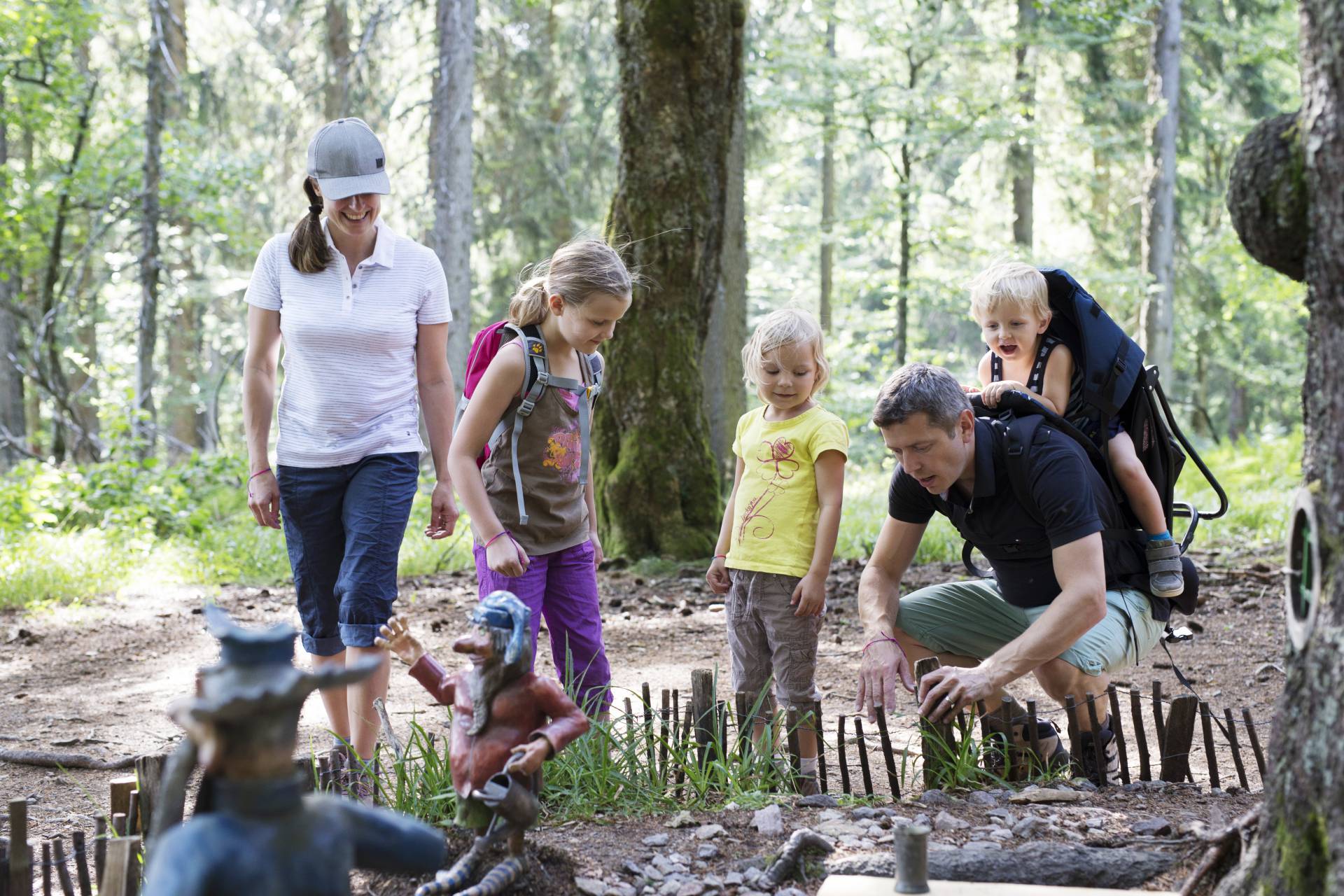 Familie auf dem Wichtelpfad