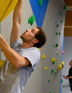 Mann an der Boulderwand in der Fundorena