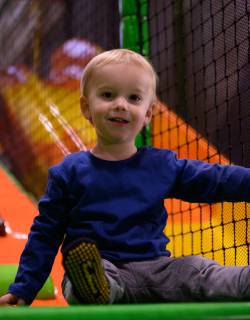 Kleinkind in der Softplay-Anlage der Fundorena