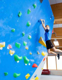 Junge beim Bouldern in der Fundorena