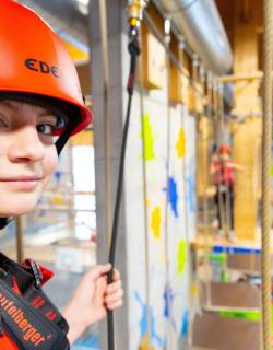 Kinder im Kletterpark der Fundorena