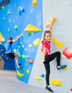Kinder an der Boulderwand der Fundorena