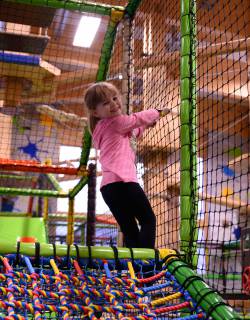 Mädchen in der Softplay-Anlage