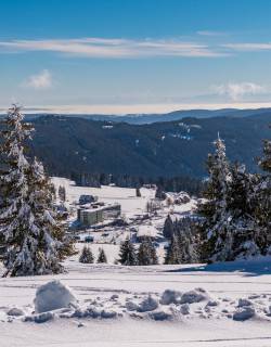 Schnee am Feldberg mit Blick auf die Skipiste