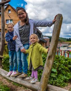 Kinder auf dem Spielplatz des Feldberger Hof