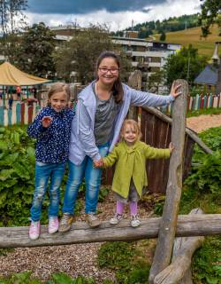Kinder auf dem Spielplatz des Feldberger Hof