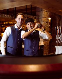 Barkeeper in der Hotelbar des Feldberger Hof