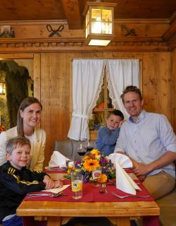 Familie in der Alm-Stube im Feldberger Hof