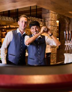 Zwei Barkeeper im Feldberger Hof