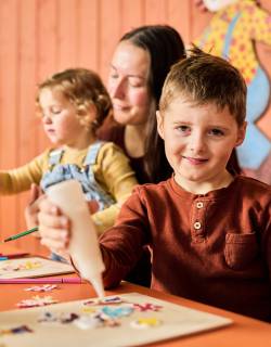 Kinder basteln im Kids Club