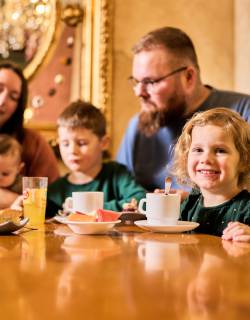 Familie im Cafe Chocolate