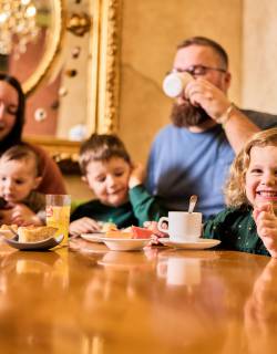 Familie im Cafe Chocolate
