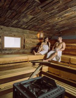 Mann und Frau in der Sauna