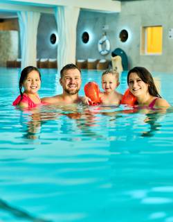 Familie im Schwimmbad im Feldberger Hof
