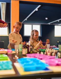 Kinder in der Kinderbetreuung machen Gipsfiguren