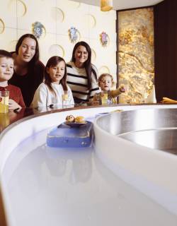 Familie in der TicTac Bar