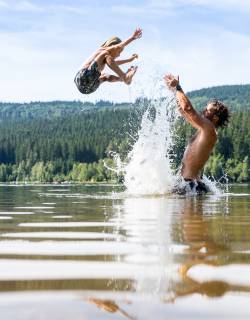 Vater und Sohn spielen im See