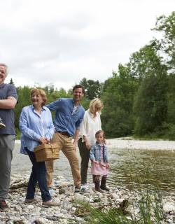 Familie mit Oma und Opa am Fluss