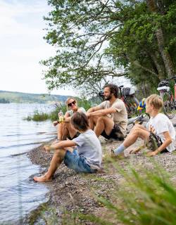 Familie macht Radpause am See