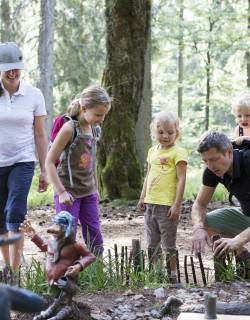 Familie auf dem Wichtelpfad