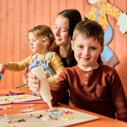 Kinder basteln im Kids Club
