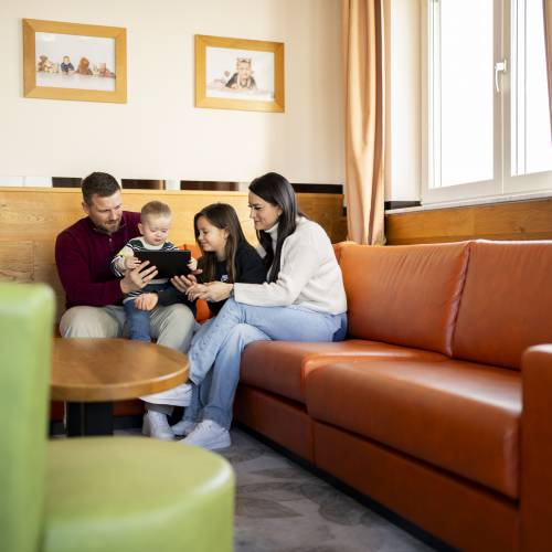 Familie am Tablet im Hotelzimmer