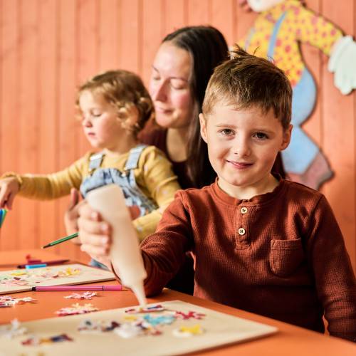 Kinder basteln im Kids Club