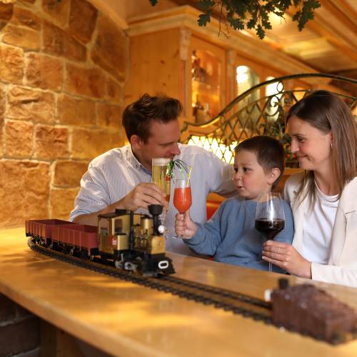 Familie hat Getränke von einem Modellzug gebracht bekommen