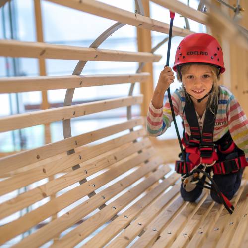 Kind im Kletterpark