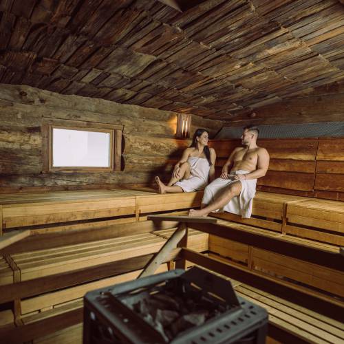 Mann und Frau in der Sauna