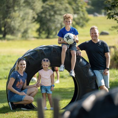 Familie beim Fußballgolf