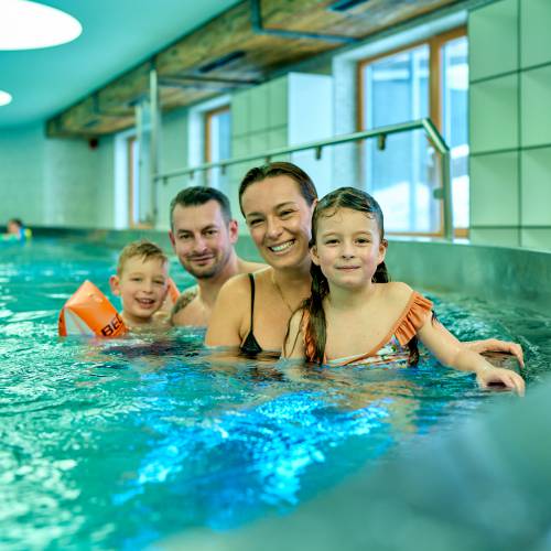 Familie im Strudelino-Becken 