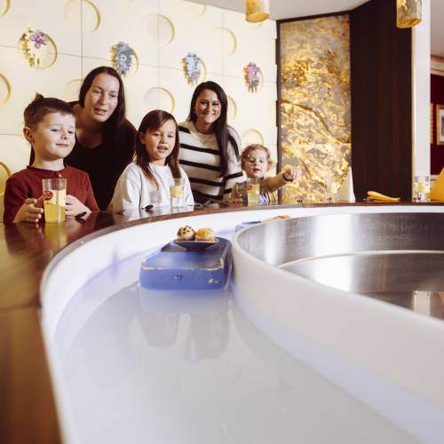 Familie in der TicTac Bar