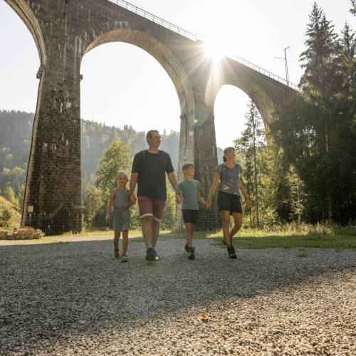 Familie beim Wandern in der Ravennaschlucht