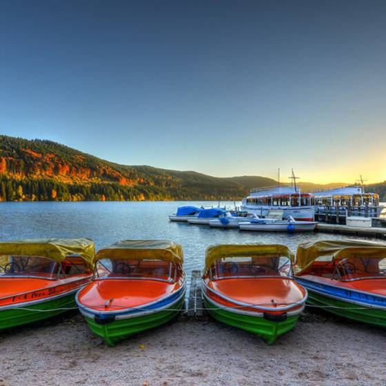 Tretboote am Titisee im Sonnenaufgang