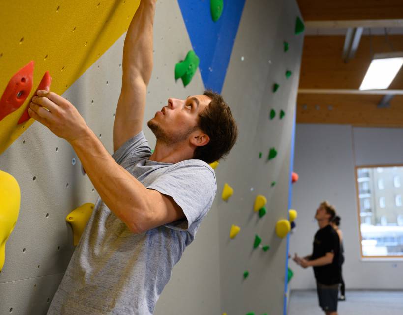 Mann an der Boulderwand in der Fundorena